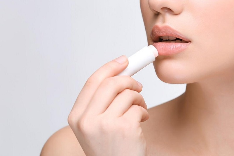 Thoa son dưỡng cho môi đều đặn để cung cấp độ ẩm