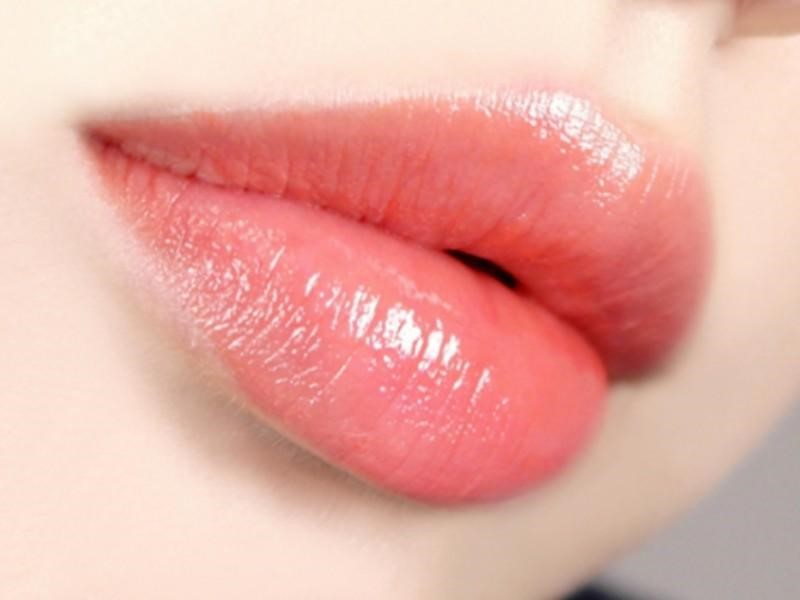 Tuyệt đối không nên đánh răng sau khi mới phun môi để tránh ảnh hưởng màu mực