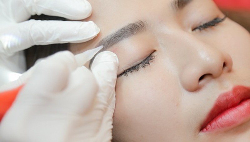 Phun xăm lông mày không đau vì được gây tê trước khi thực hiện