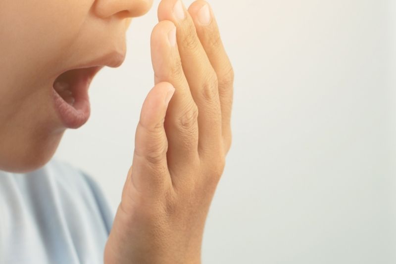 Bọc răng sứ kém chất lượng gây hôi miệng