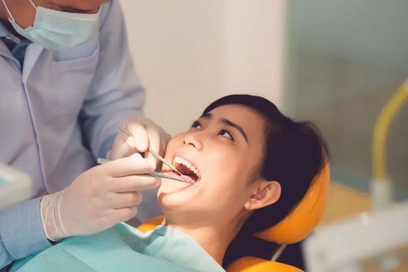 Bác sĩ dùng dụng cụ tách mão sứ