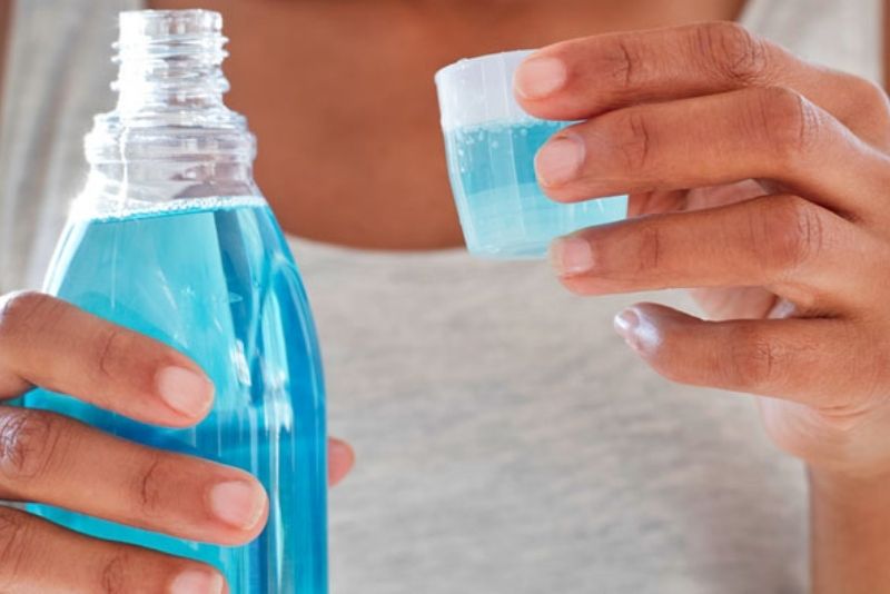 Dùng nước súc miệng hàng ngày