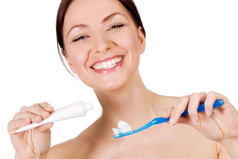 Chải răng nhẹ nhàng để không làm tổn thương vùng vừa trồng Implant