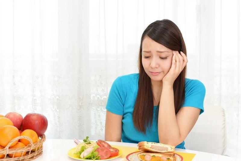 Sau khi mất răng cấm sẽ gây khó khăn khi ăn uống