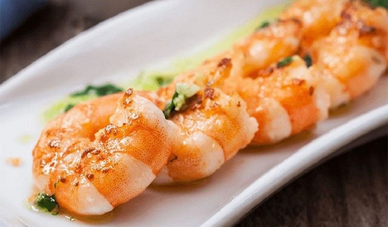 Ăn tôm sớm có thể gây kích ứng vết thương