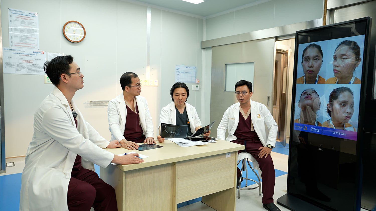 ekip bác sĩ Kangnam hội chẩn trường hợp của Yến