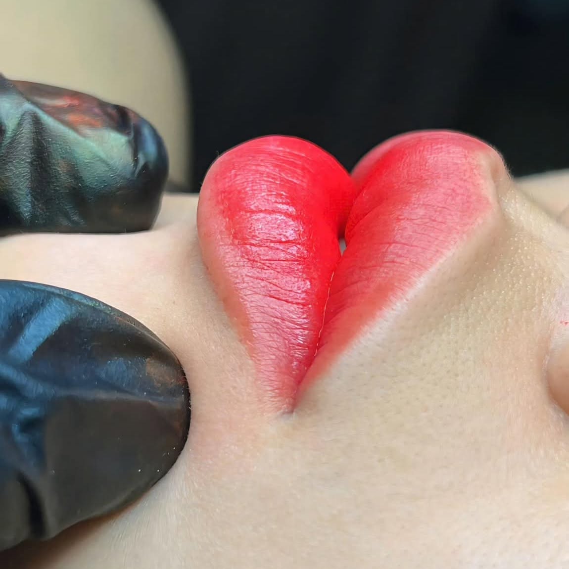 khách hàng phun môi đỏ cam tại Kangnam lên màu chuẩn ngay sau khi làm