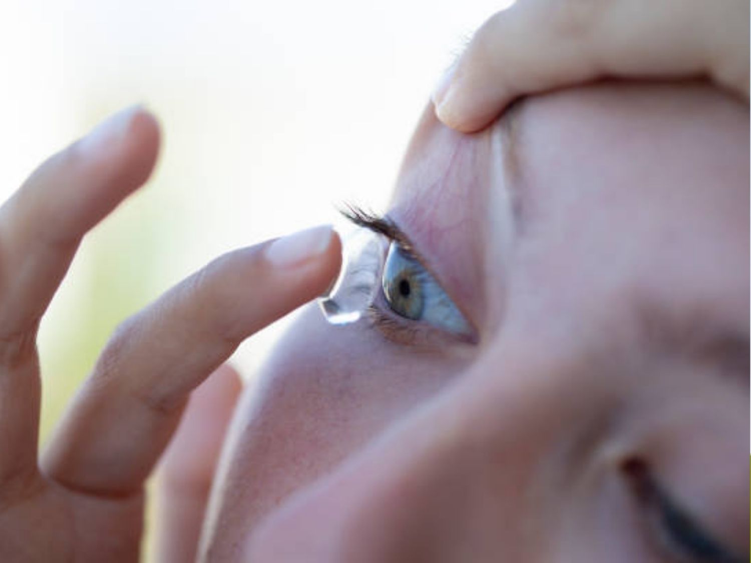 người đeo lens nhiều dễ bị Khô mắt kéo dài