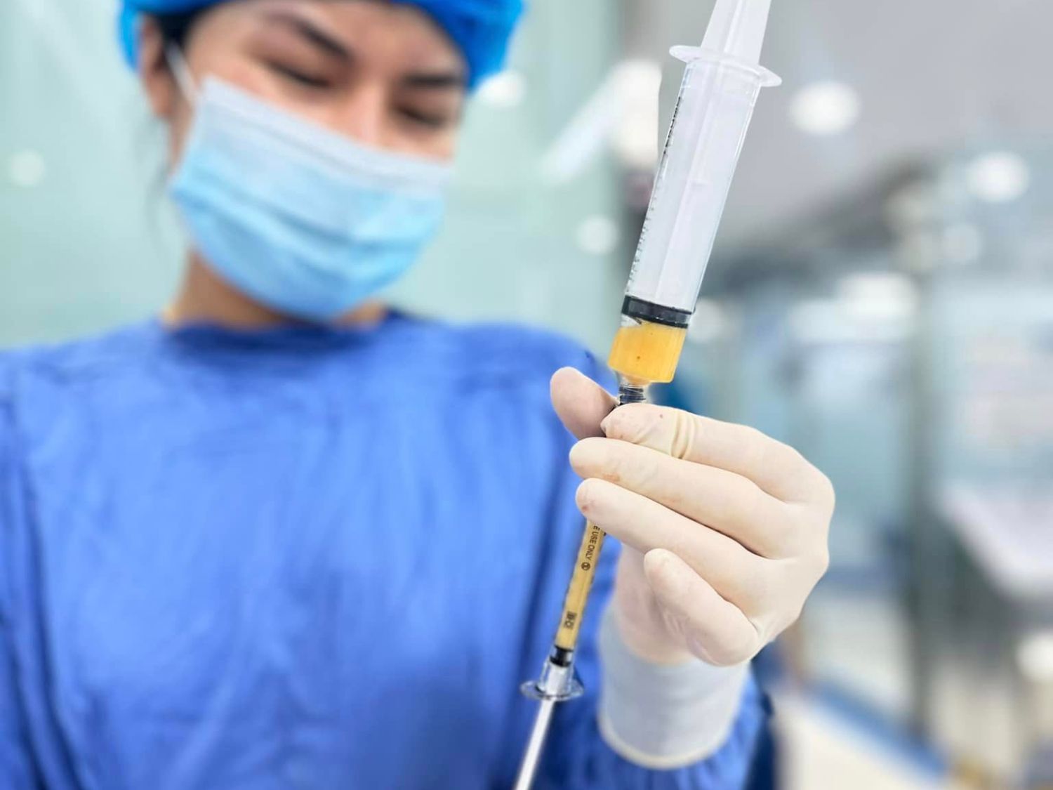 Quá trình chiết tách và chọn lọc mỡ tinh khiết để cấy vào hốc mắt