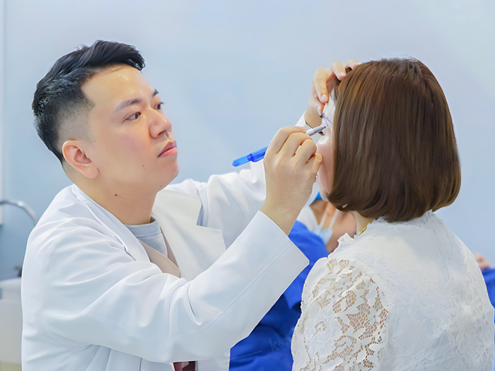 bác sĩ Quỳnh thăm khám và đo vẽ vùng mắt cho khách hàng, nhằm đưa ra giải pháp phù hợp