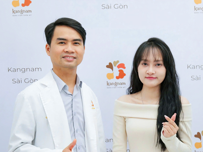 Bác sĩ Nguyễn Khắc Hảo chụp ảnh cùng khách hàng sau khi phẫu thuật chỉnh hàm ếch