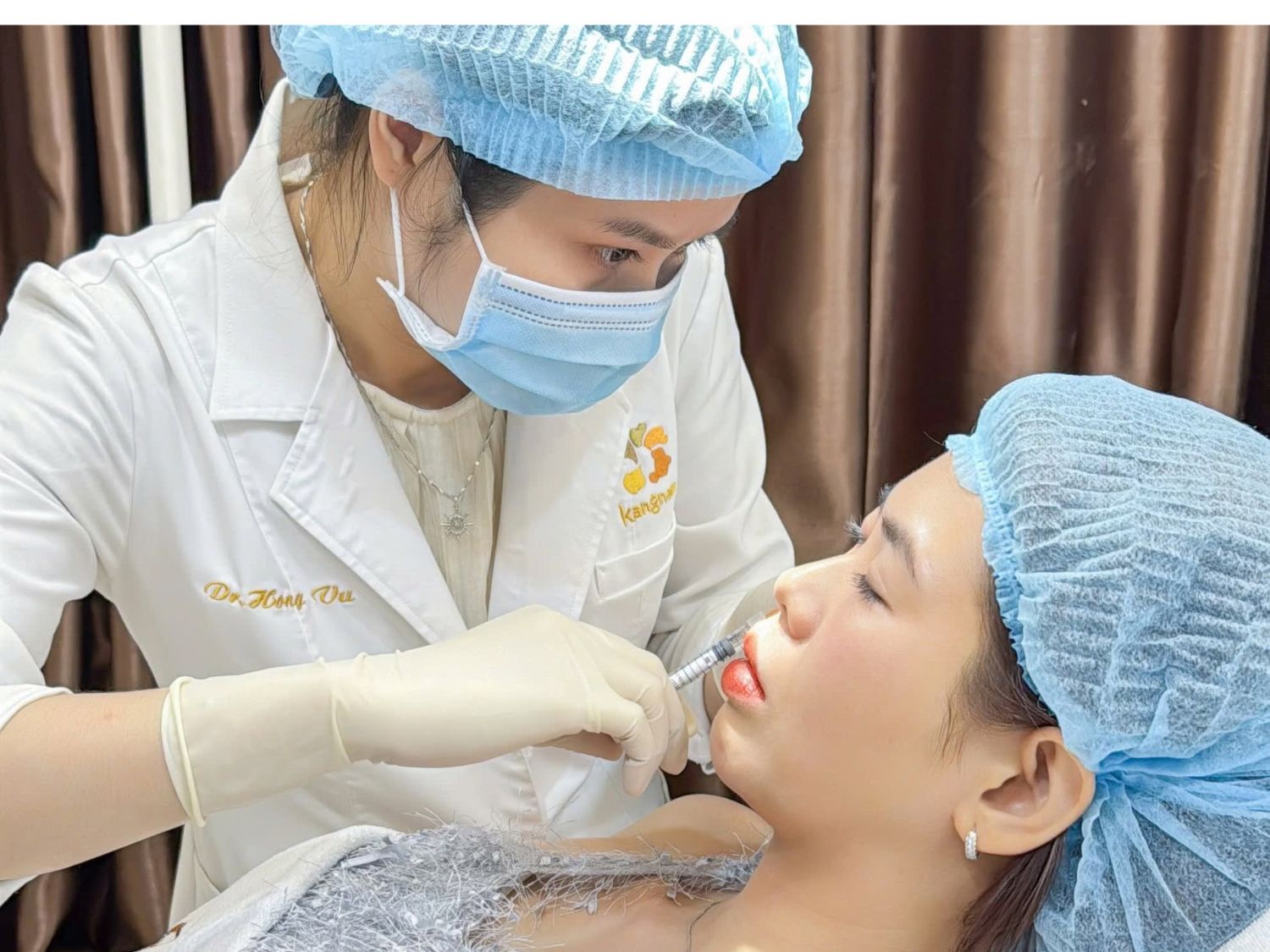 Bác sĩ Kangnam thực hiện tiêm filler môi cho khách hàng, đảm bảo đúng lượng cc vừa đủ