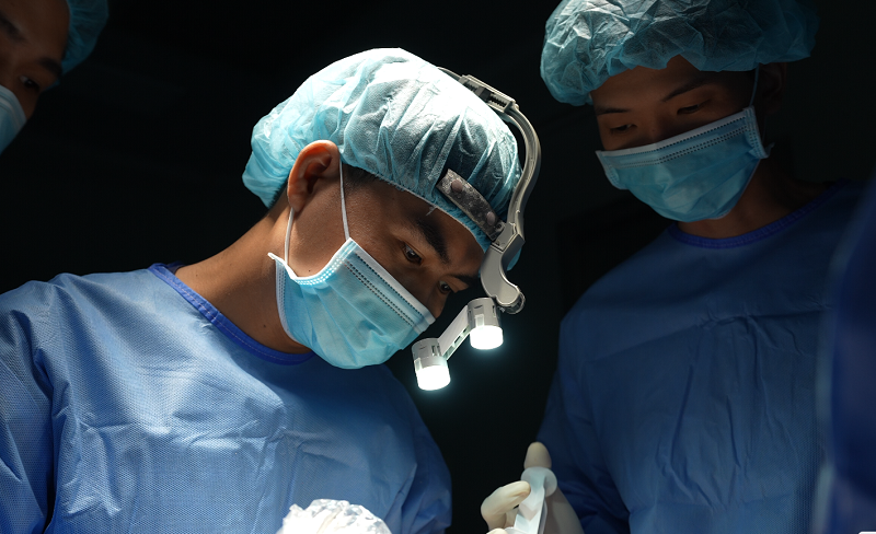 Bác sĩ Nguyễn Khắc Hảo trực tiếp tham gia chỉnh hình các trường hợp mặt lệch, sai khớp cắn