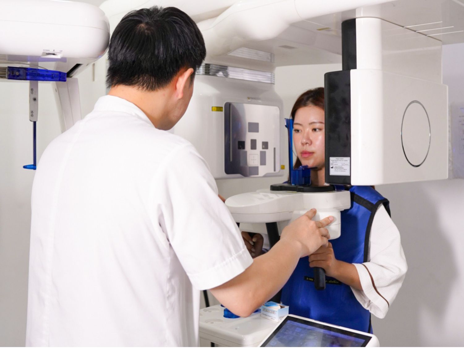 Khách hàng được chụp CT Cone Beam 3D để kiểm tra cấu trúc xương hàm