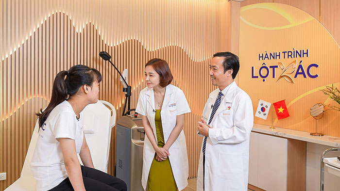 Bác sĩ Vũ Hữu Chỉnh thăm khám cho thí sinh hành trình lột xác gặp khiếm khuyết về hàm mặt
