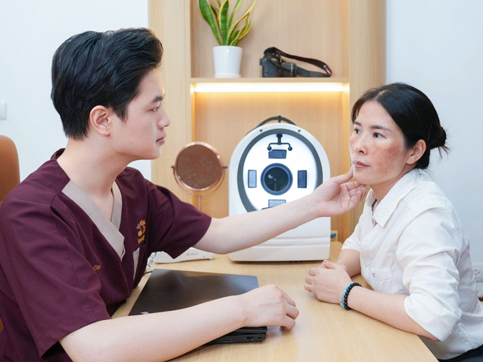 Bác sĩ Vương đang thăm khám & soi da đánh giá tình trạng cho khách hàng