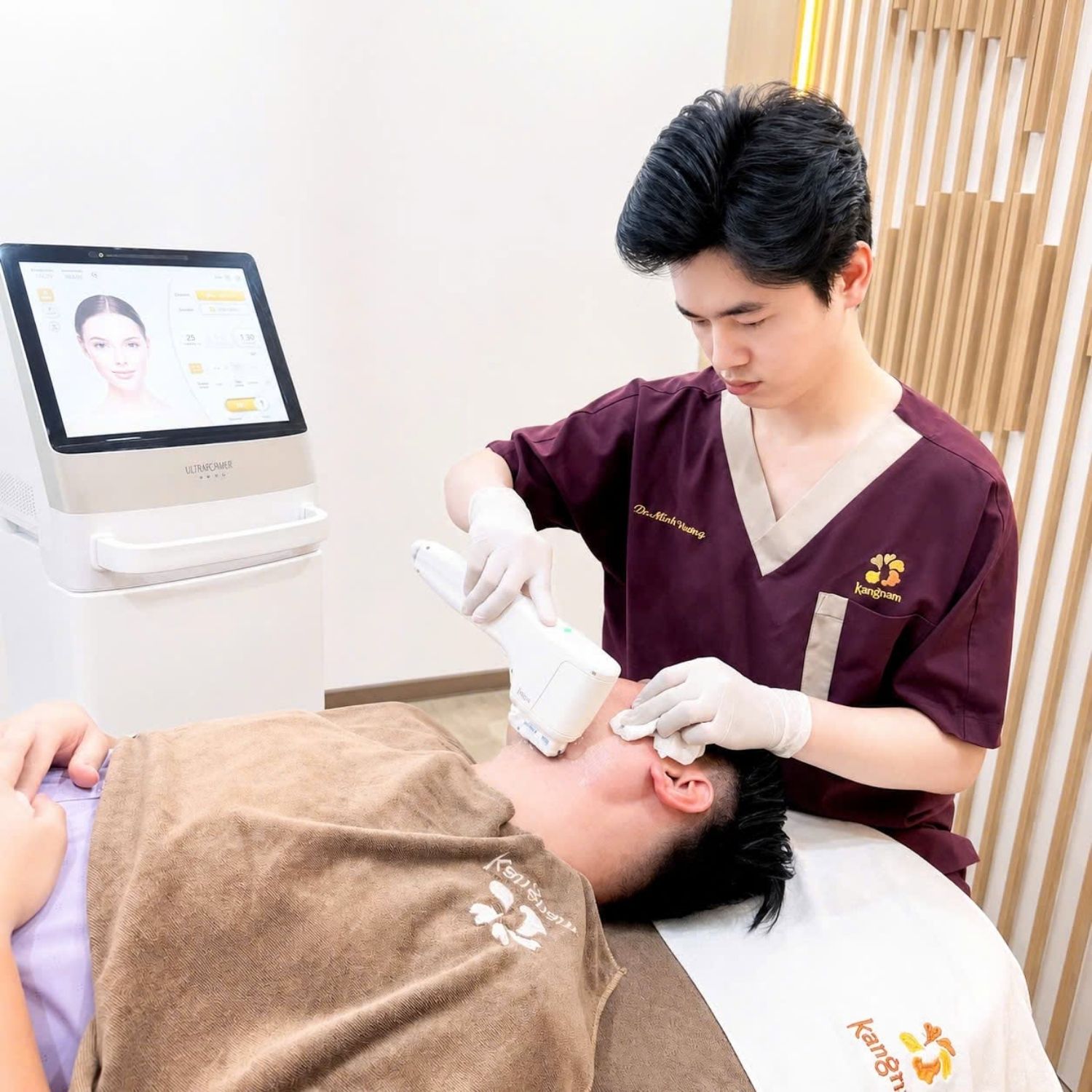 bác sĩ Vương đang thực hiện liệu trình Hifu trên da cho khách hàng nam