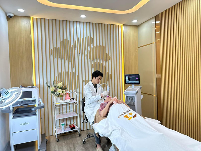 bác sĩ Vương đang thực hiện đi máy laser lên da khách hàng