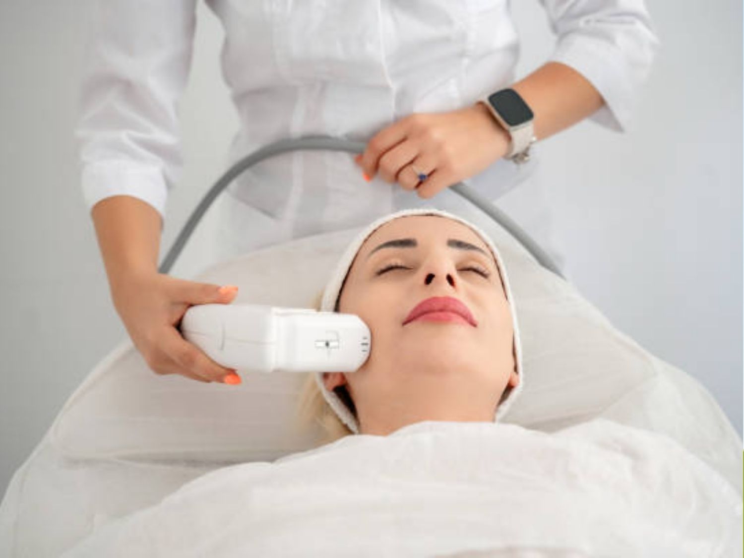 cô gái đang được bác sĩ thực hiện HIFU LinearZ trên làn da mặt