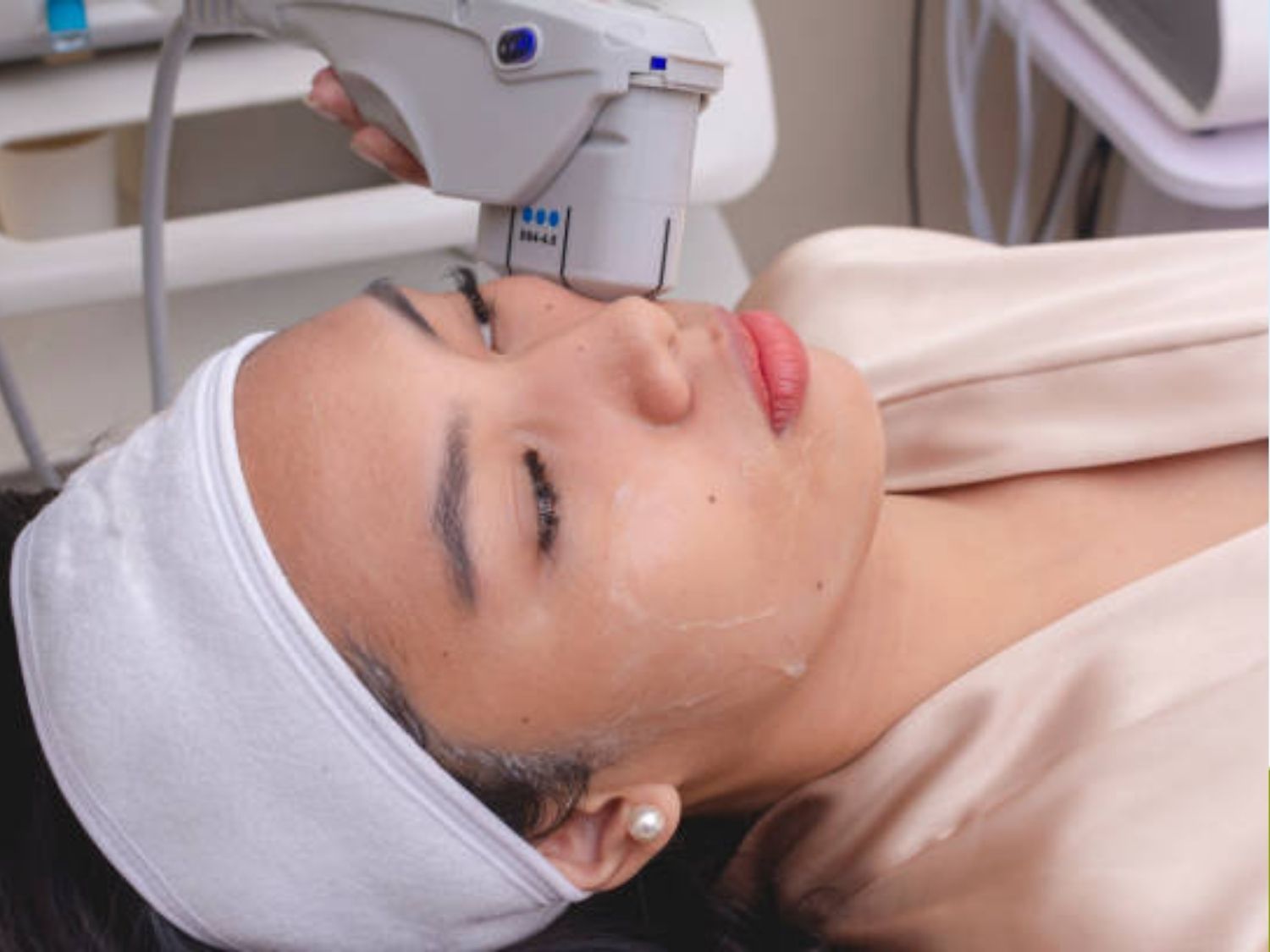 HIFU là công nghệ sử dụng sóng siêu âm hội tụ để truyền năng lượng xuống các lớp mô dưới da nhằm kích thích tái tạo collagen