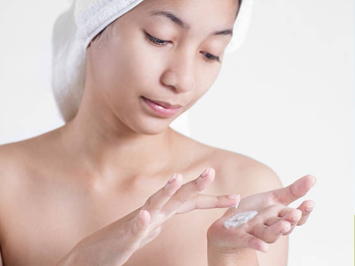 thoa kem dưỡng ẩm sau khi làm hifu