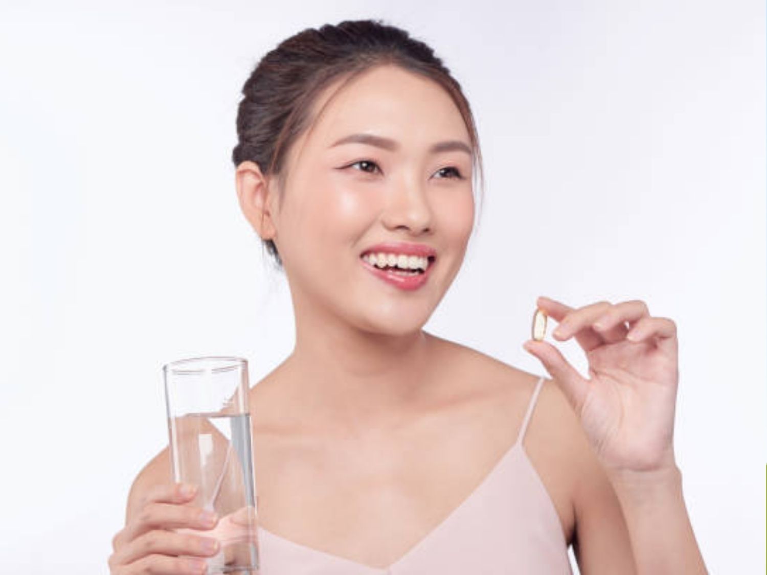khách hàng Bổ sung Collagen bằng đường uống sau liệu trình hifu