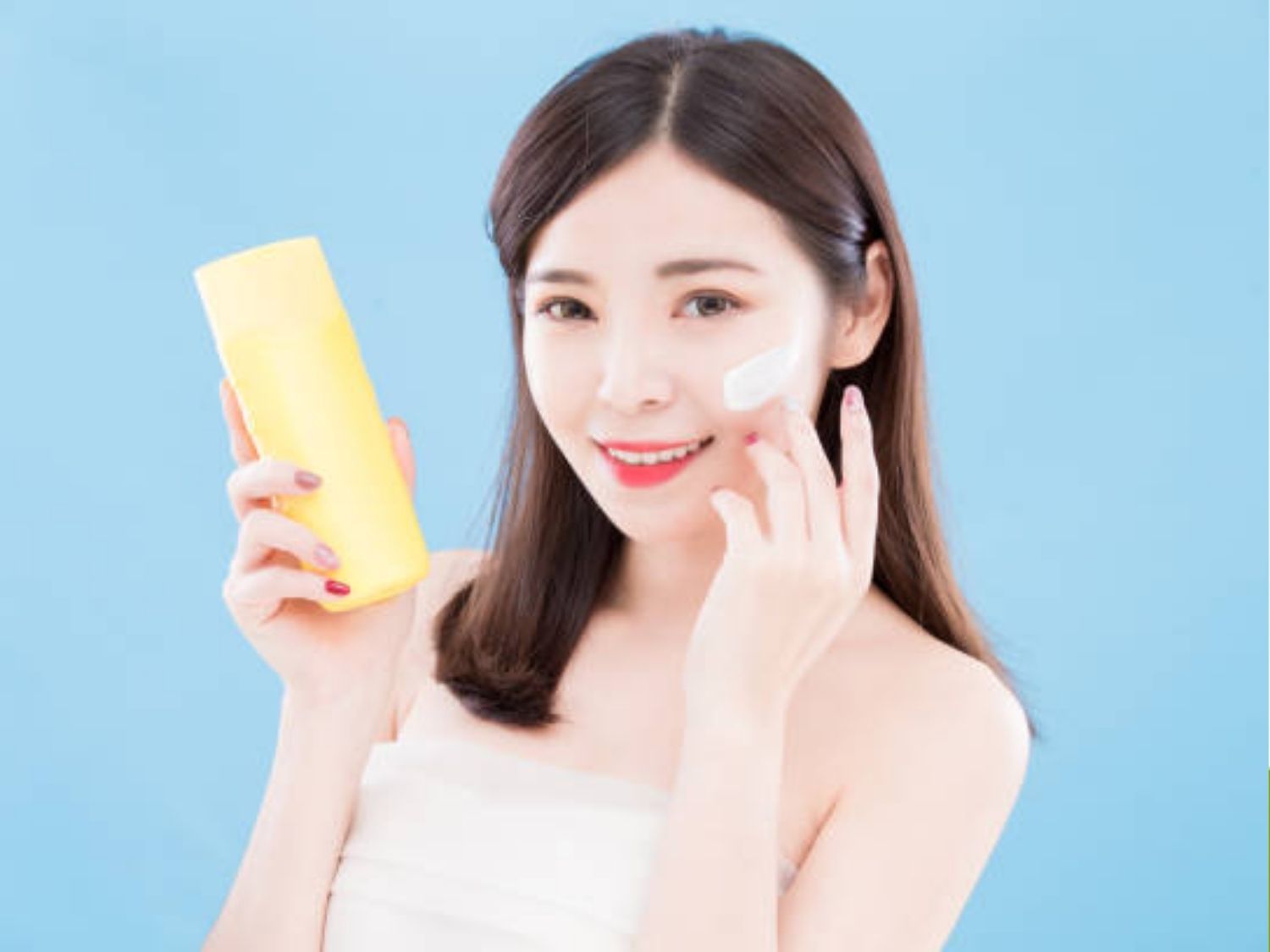 cô giá Thoa kem chống nắng SPF 50+, PA++++ hàng ngày
