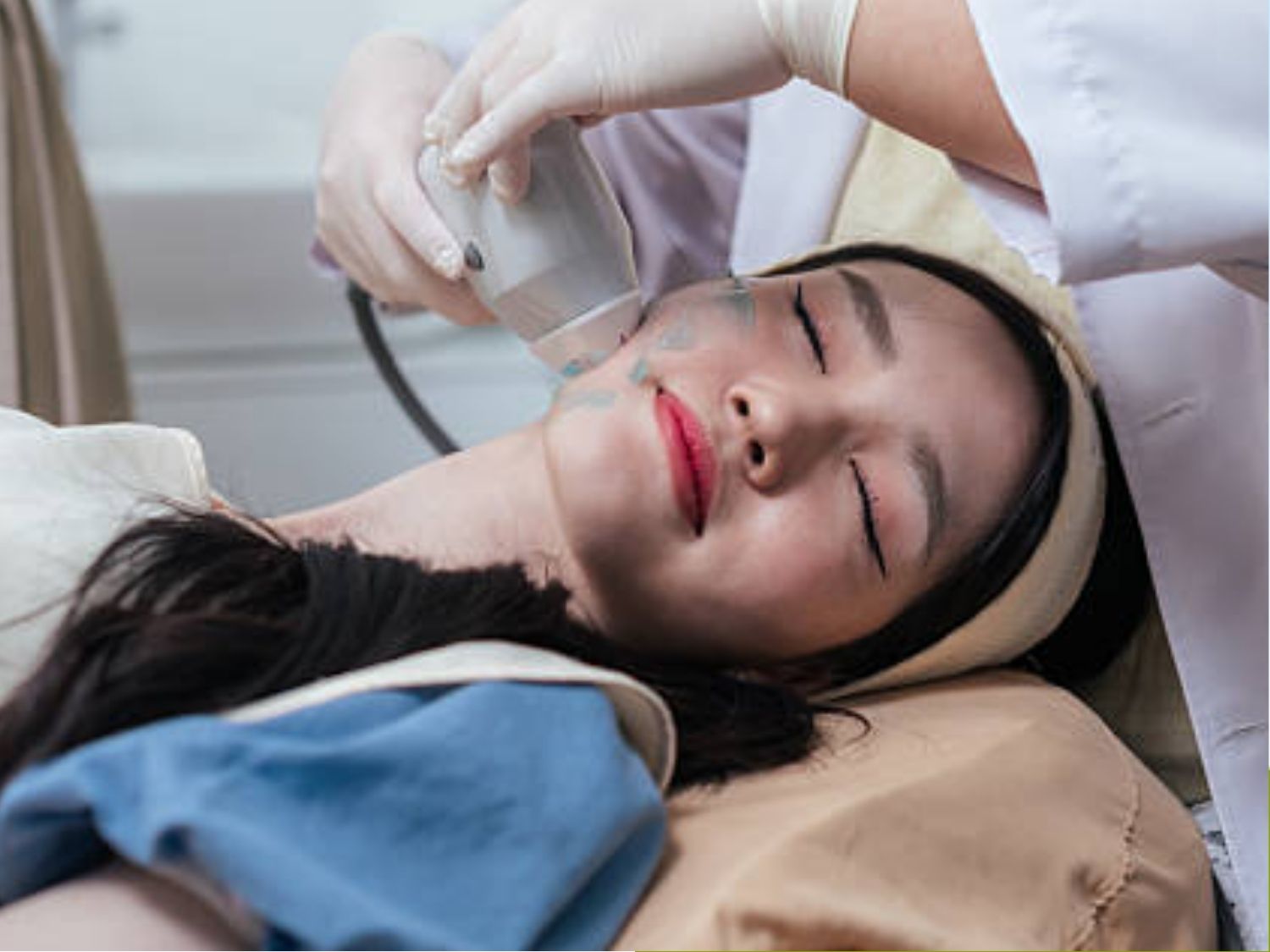 khách hàng thực hiện hifu tại cơ sở spa thông thường