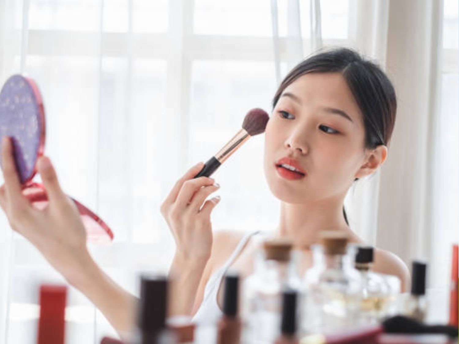 Tránh trang điểm dày trong 3 ngày đầu sau khi chiếu tia laser