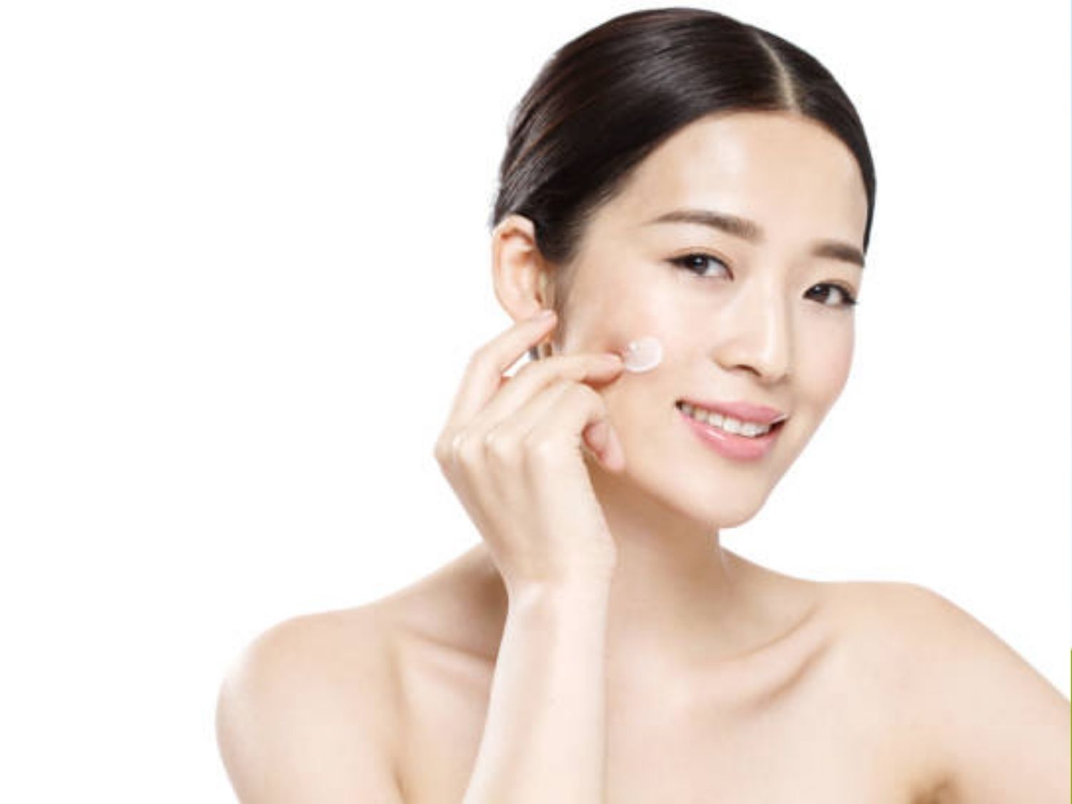 ảnh khách hàng thoa kem dưỡng ẩm sau khi bắn laser