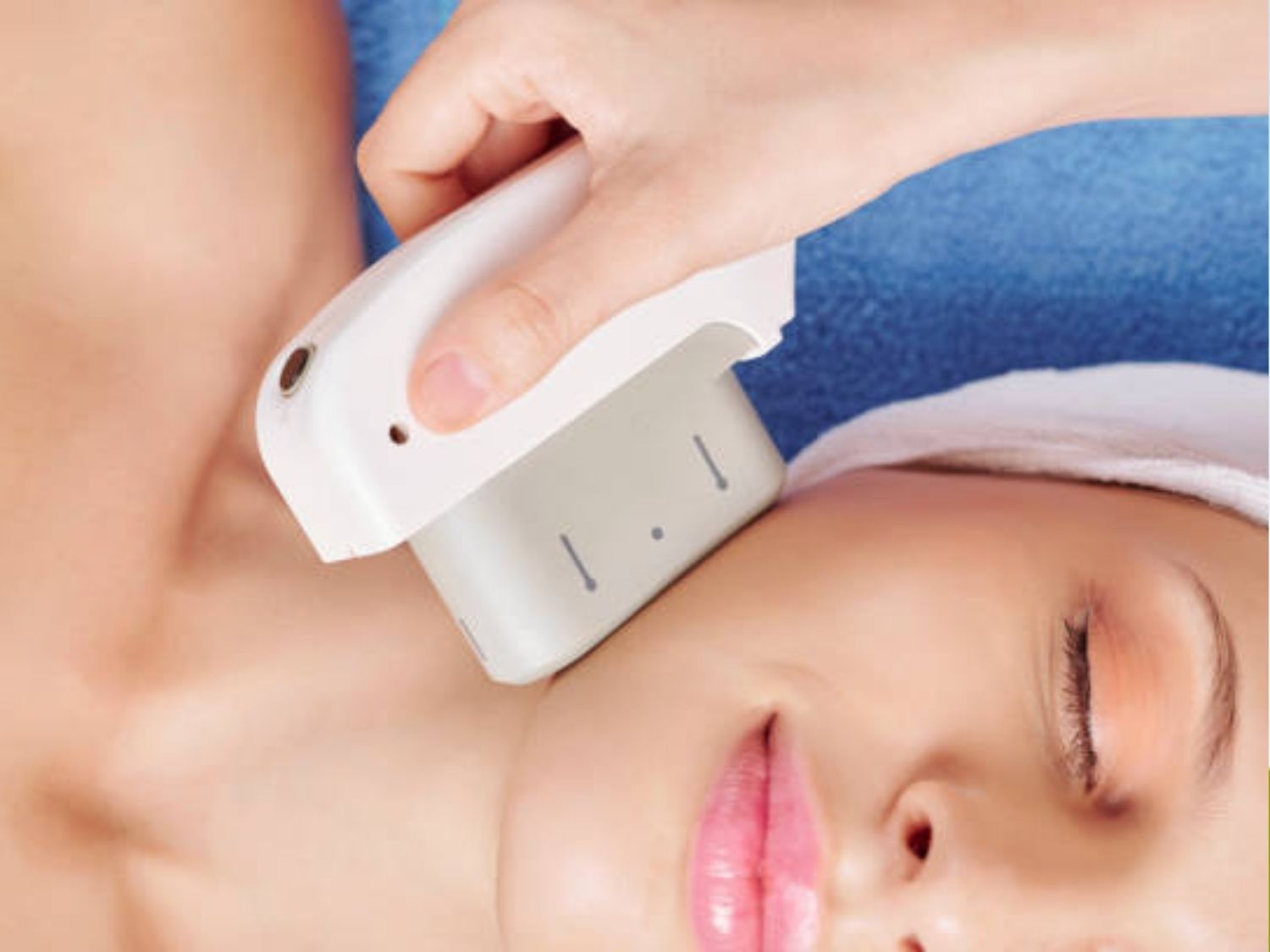 khách hàng đang được bác sĩ thực hiện HIFU trên da mặt