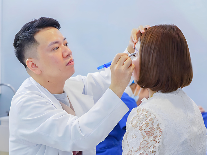 Bác sĩ Nguyễn Đức Quỳnh có chuyên môn cao trong lĩnh vực thẩm mỹ mắt
