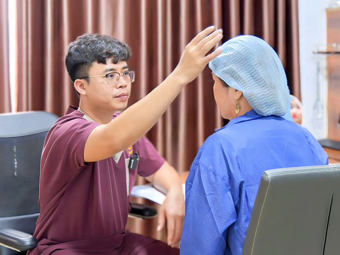 Khách hàng được bác sĩ Nguyễn Hữu Đoàn thăm khám và đánh giá tình trạng cung mày, mí mắt trước khi chỉ định phương pháp can thiệp.