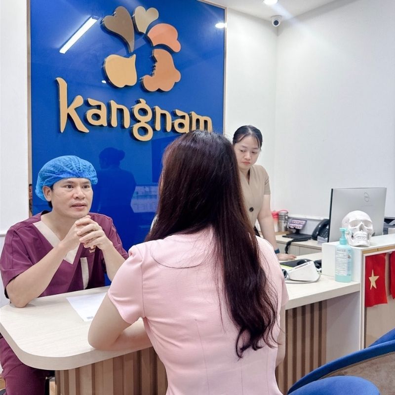 Bác sĩ Hoàng Văn Tiệm (Lucas Hoàng) tư vấn cho khách hàng có nhu cầu nâng mũi