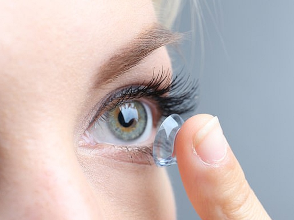 Chỉ nên đeo lens khi nếp mí mắt đã ổn định sau cắt
