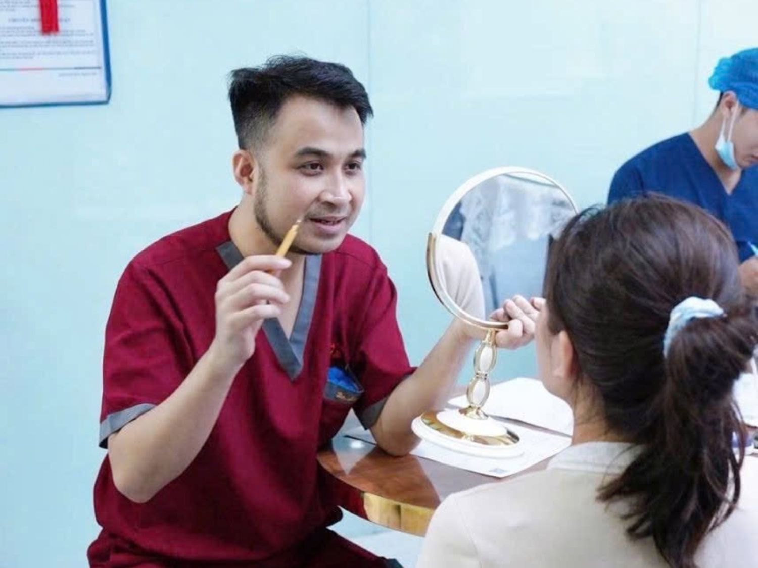 Bác sĩ Dương Việt Hùng thăm khám và tư vấn cho khách hàng