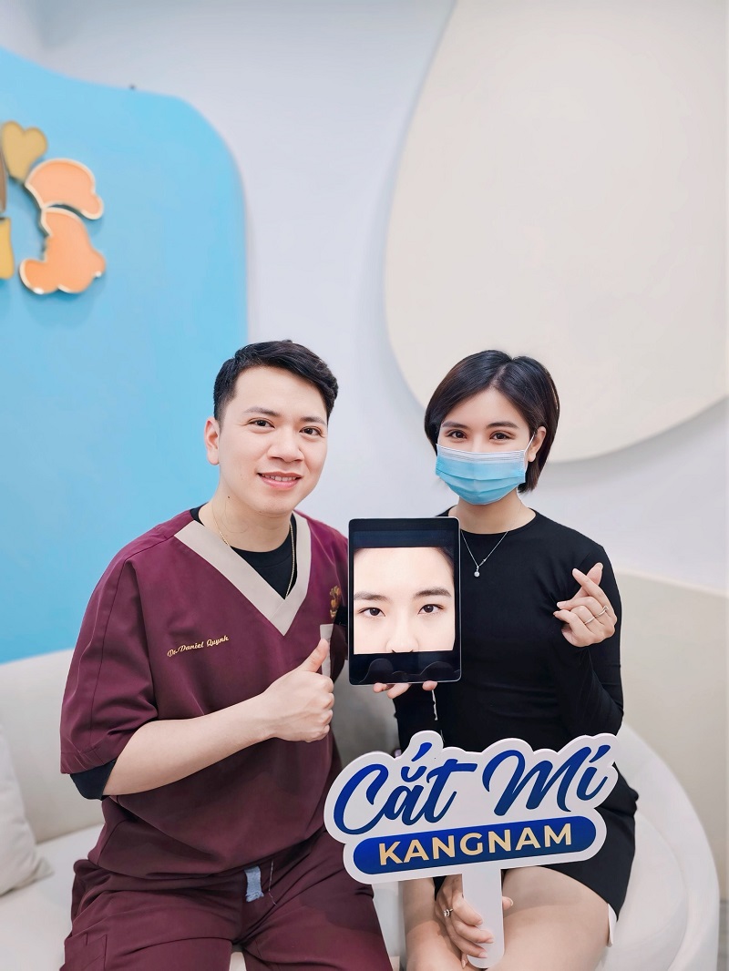 Bác sĩ Nguyễn Đức Quỳnh và khách hàng trẻ hóa mắt tại Kangnam