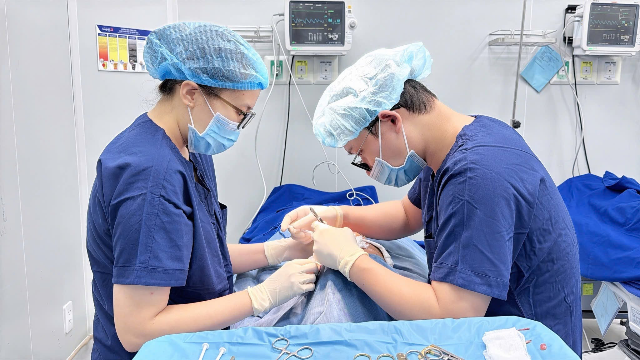 Bác sĩ thực hiện cắt mí trong phòng thủ thuật