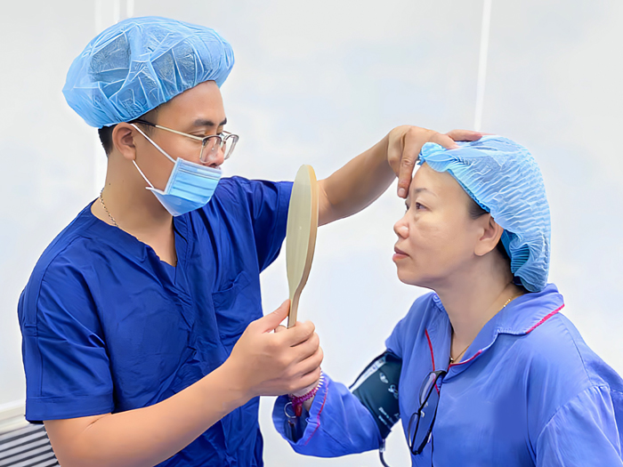 Bác sĩ Nguyễn Hữu Đoàn sẽ chỉ định phương pháp loại bỏ mỡ bọng mắt phù hợp với tình trạng mỗi khách hàng