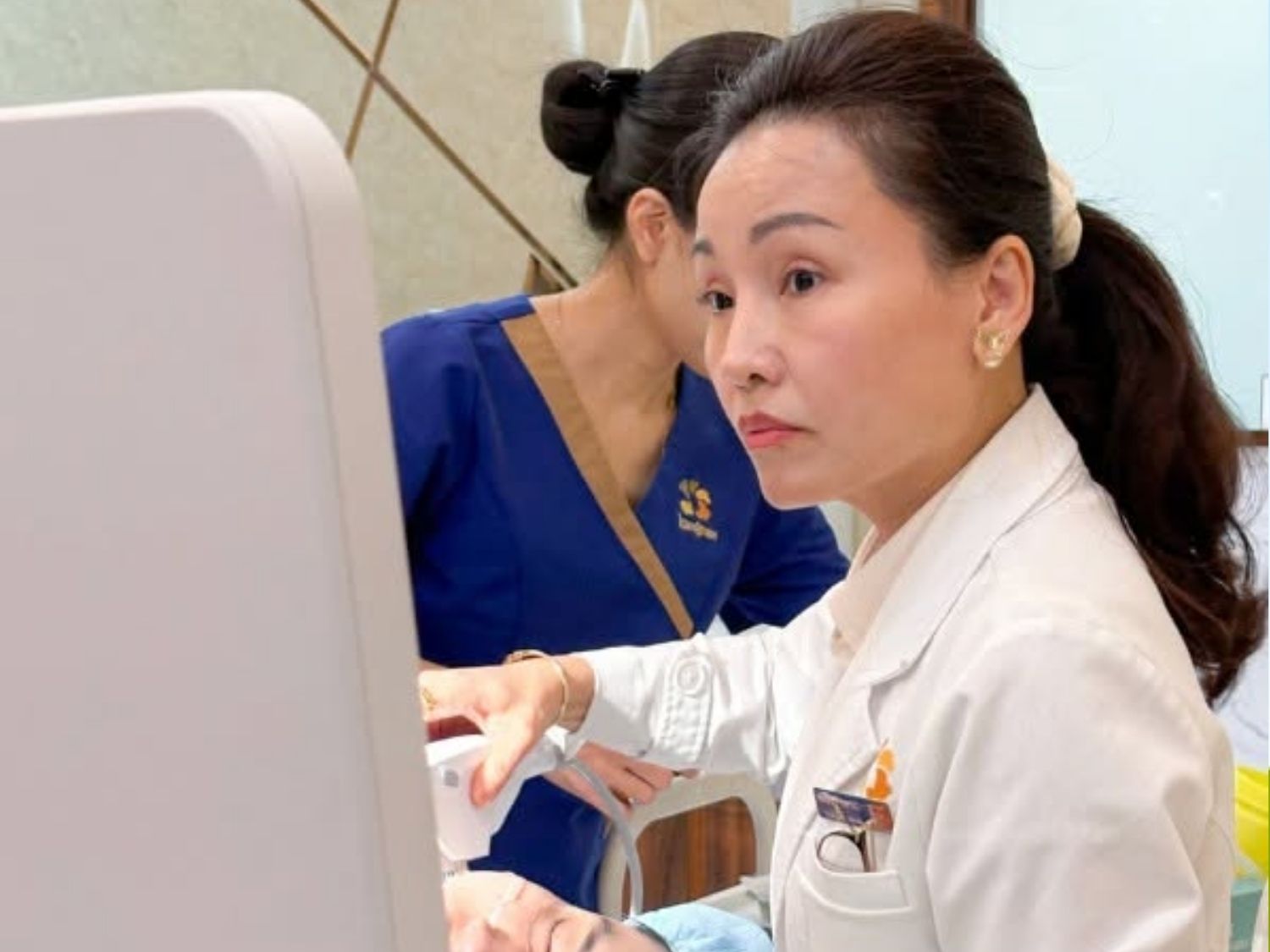 chân dung Bác sĩ Lê Thị Thủy đang thực hiện điều trị da cho khách