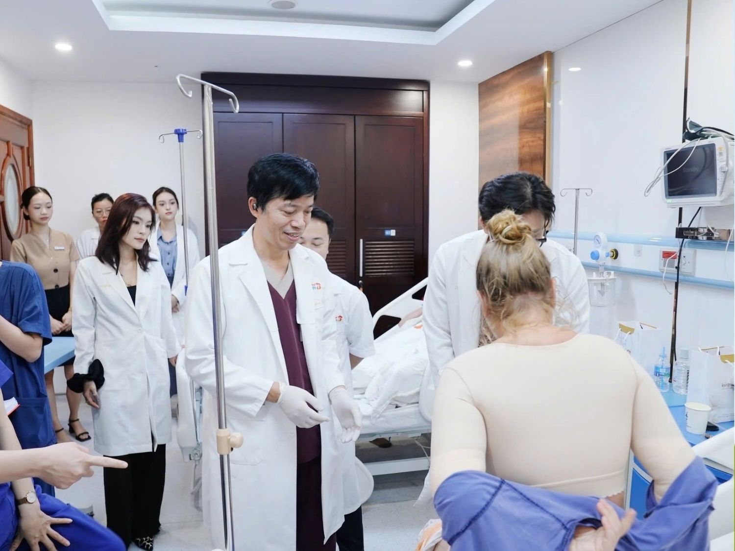 ThS.BS Nguyễn Mạnh Cường thăm khám hậu phẫu cho khách hàng