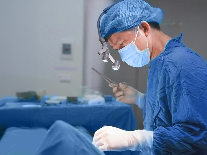 Bác sĩ Nguyễn Mạnh Cường tập trung thực hiện phẫu thuật trong môi trường phòng mổ, với đầy đủ trang thiết bị và quy trình kiểm soát an toàn.