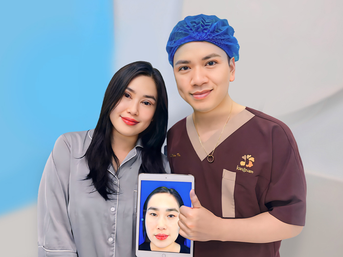 Bác sĩ Nguyễn Đức Quỳnh cùng khách hàng, theo dõi và đánh giá kết quả thẩm mỹ sau thực hiện.