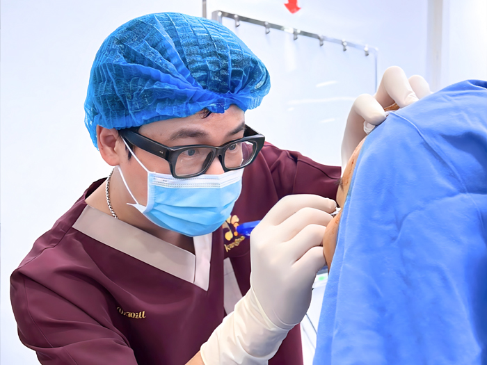 Bác sĩ Tạ Thanh Hải thiết kế, đo vẽ dáng mí mắt mới cho khách hàng