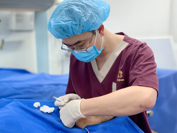 Bác sĩ Vũ Minh Tân cắt mí Hàn Quốc tự nhiên và an toàn cho khách hàng