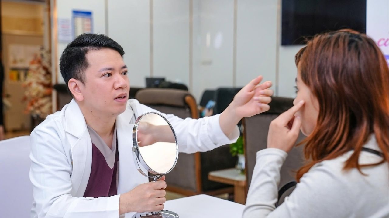 Thạc sĩ, Bác sĩ Nguyễn Đức Quỳnh thăm khám cho khách hàng