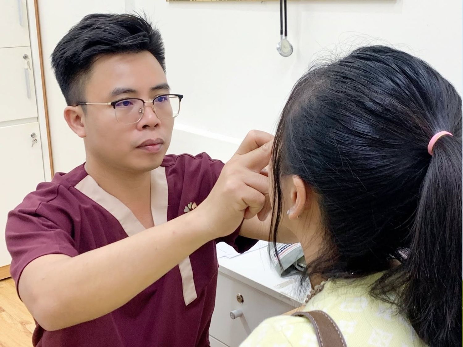Bác sĩ Nguyễn Hữu Đoàn (Dr. Mark Nguyễn) thăm khám cho khách hàng