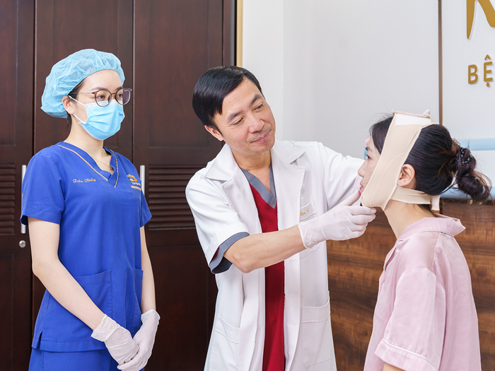 Bác sĩ thăm khám sau chỉnh hàm, kiểm tra vết thương của khách hàng