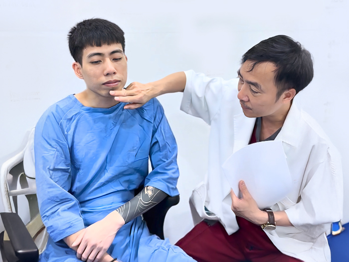 Bác sĩ sẽ đánh giá tình trạng hàm mặt và sức khỏe của khách hàng trước khi phẫu thuật