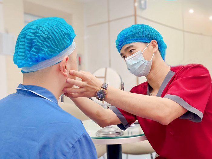 Bác sĩ Nguyễn Xuân Trường trực tiếp thăm khám và tư vấn cho khách hàng